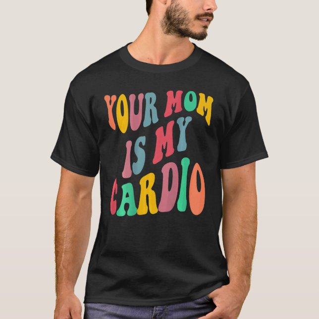 Camiseta YOUR MOM IS MY CARDIO retro groovy on back of (Anverso)