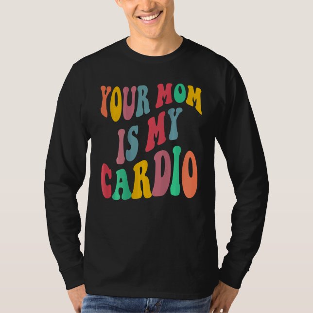 Camiseta YOUR MOM IS MY CARDIO retro groovy on back of (Anverso)