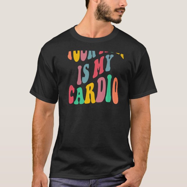 Camiseta YOUR MOM IS MY CARDIO retro groovy on back of   (Anverso)