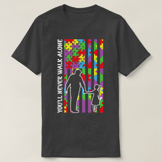 Camiseta Youx27ll nunca caminará solo con papá y la bandera (Diseño del anverso)