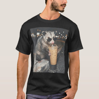 Camiseta Zarigüeya bebiendo café helado divertido meme de a
