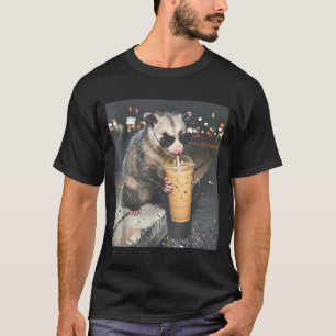 Camiseta Zarigüeya bebiendo café helado meme divertido de a