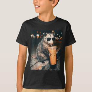 Camiseta Zarigüeya bebiendo café helado meme divertido de z