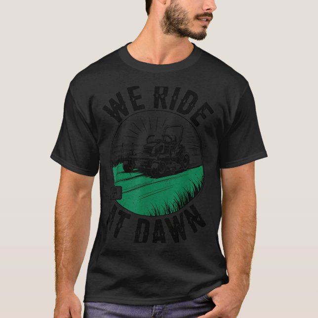 Camiseta Zero-turn Lawn Mower We Ride At Dawn Funny Dad Mow (Anverso)