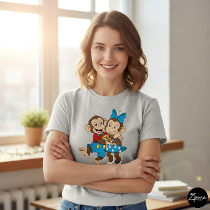 Camiseta Zina y Mimo con una porción de pizza.