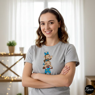 Camiseta Zina y Mimo llevándola sobre su hombro.