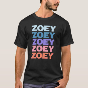 Camiseta Zoey de texto repetido moderno