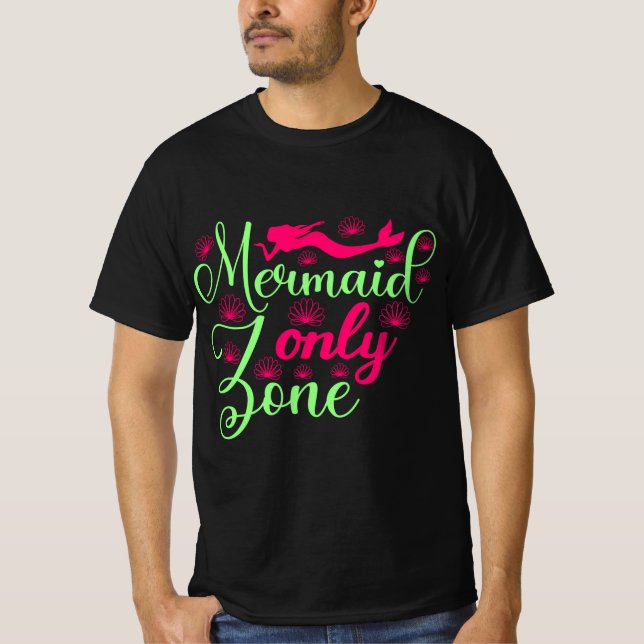 Camiseta Zona de Sirenas Únicas en Rosa Caliente y Verde Ne (Anverso)