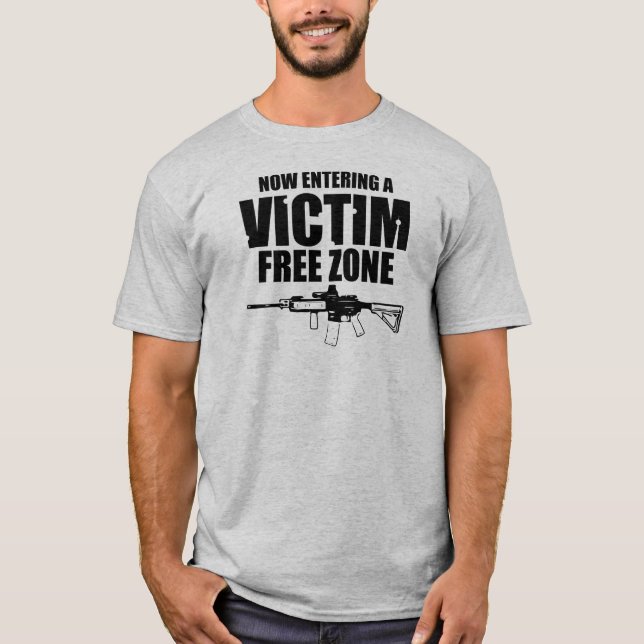 Camiseta Zona franca AR15 de la víctima (Anverso)