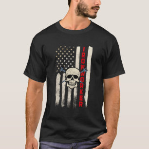 Camisetas de trabajadores de línea entregan bander