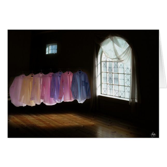 Camisetas en una habitación de oscuridad y luz (Anverso (Horizontal))