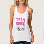 Camisetas personalizadas de soltero para novia de<br><div class="desc">Camiones de soltero personalizados para novia de equipo. Computadoras de tanque TeamBride para novias. Diseño de tipografía de neón rosa y negro para que la novia sea y el equipo de la novia. Ropa de Guay para boda, ducha de novia, despedida de soltera, chicas de noche, fin de semana de...</div>