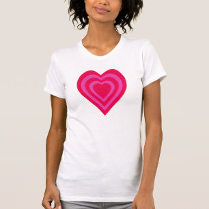 Camisetas rosa y del corazón rojo estratificadas
