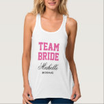 Camisetas sin mangas personalizadas para despedida<br><div class="desc">Camisetas sin mangas personalizadas para despedida de soltera para el equipo de la novia. Camisetas sin mangas TeamBride para el séquito de la novia. Diseño tipográfico rosa neón y negro para la novia y su grupo. Ropa genial para boda, fiesta de compromiso, despedida de soltera, noche de chicas, fin de...</div>