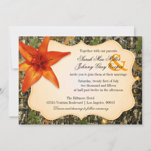 Camo y Naranja Lily Wedding Invitación (Anverso)
