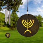 Campanilla Menorah Flame<br><div class="desc">Una representación digital dorada y marrón de la menorah judía de siete ramificaciones (hebreo: מְ נ וֹ רָ ). La menorah de siete ramas, utilizada en el santuario portátil establecido por Moisés en el desierto y más tarde en el Templo en Jerusalén, ha sido un símbolo del judaísmo desde la...</div>