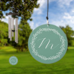 Campanilla Monograma de boda personalizada Sage Boda de coron<br><div class="desc">Boda personalizada Monograma Sage Boda de la guirnalda verde Chime del viento</div>