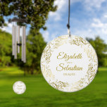 Campanilla Nombres de las parejas de Bodas blancos de la fron<br><div class="desc">Estos preciosos cómos de viento son perfectos como regalo de boda o aniversario, o pueden ser usados como decoraciones y servir como un hermoso recuerdo de su día especial. El diseño cuenta con una orilla dorada ornamentada con rizos y remolinos con los nombres de la pareja y la fecha boda...</div>