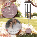 Campanilla Ophelia ・ Floral feliz siempre después de la foto<br><div class="desc">Celebra tu historia de amor con estas Chimes de Viento Recién Hereadas Personalizadas de la Suite Boda Ophelia. Con un hermoso diseño floral de malva ondulada con la frase "Feliz eterno después" en la parte delantera, y una foto de personalizable y detalles de boda en la parte trasera, estos cómos...</div>