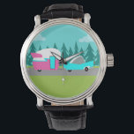 Camper retro / Trailer y reloj de coches<br><div class="desc">Este Camper Retro / Trailer and Car Watch cuenta con un moderno y minimalista dibujo personalizado de mediados de siglo que le dejará listo para tomar la carretera. Un homenaje a los años 50, este diseño presenta un auto turquesa vintage con la parte blanca, tirando de un remolque de viaje...</div>