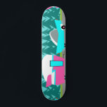 Camper retro / Trailer y Skateboard para autos<br><div class="desc">Este Camper Retro / Trailer y Skateboard cuenta con un moderno y minimalista dibujo personalizado de mediados de siglo que le dejará listo para tomar la carretera abierta. Un homenaje a los años 50, este diseño presenta un auto turquesa vintage con la parte blanca, tirando de un remolque de viaje...</div>