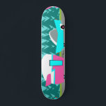 Camper retro / Trailer y Skateboard para autos<br><div class="desc">Este Camper Retro / Trailer y Skateboard cuenta con un moderno y minimalista dibujo personalizado de mediados de siglo que le dejará listo para tomar la carretera abierta. Un homenaje a los años 50, este diseño presenta un auto turquesa vintage con la parte blanca, tirando de un remolque de viaje...</div>