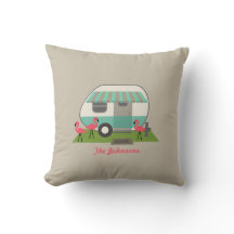 Campista retro con la almohada de los flamencos