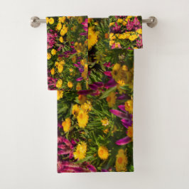 Campo de flores coloreadas amarillas y violetas