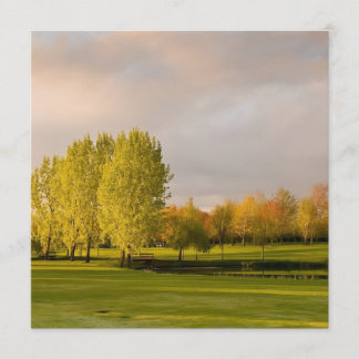 Campo de golf en invitaciones del otoño