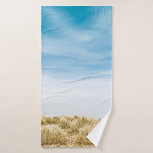 Campo de hierba verde bajo cielos azules (Toalla de baño)