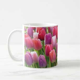 Campo de la taza de café de los tulipanes