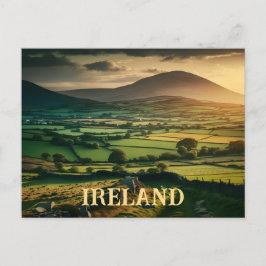 Campos de la postal de Irlanda verde