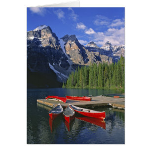 Canadá, Alberta, Lago Moraine. Canoas rojas espera