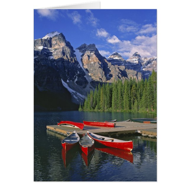 Canadá, Alberta, Lago Moraine. Canoas rojas espera (Frente)