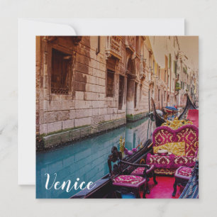 Canal con gondola tradicional en Venecia, Italia