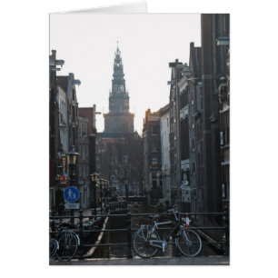 Canal de Ámsterdam con bicicletas y tarjeta de igl