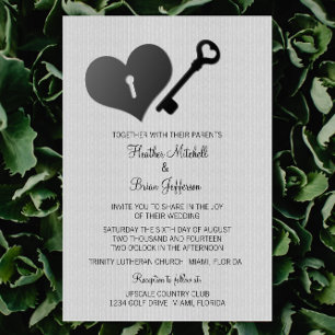 Candado de corazón gris y invitación a matrimonio 