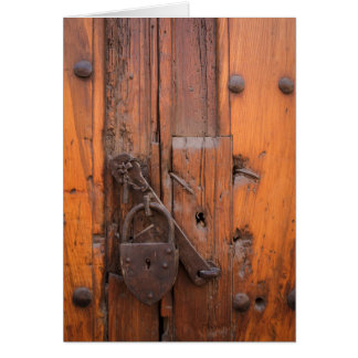 Candado en puerta de madera
