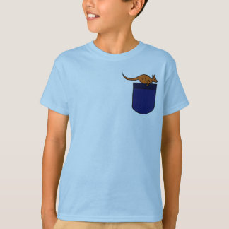 Canguro EA en una camisa del bolsillo