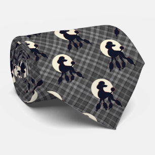 Caniche elegante en corbata de cuadros grises