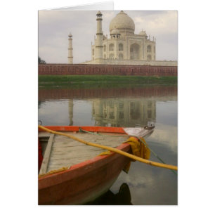 Canoa en el agua con el Taj Mahal, Agra, India