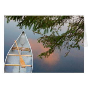 Canoa en el lago al atardecer, Canadá