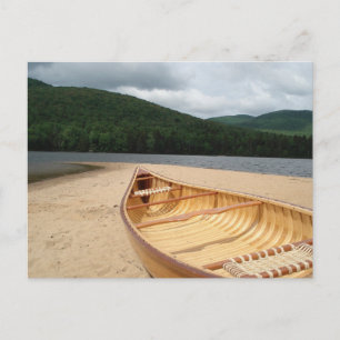 Canoa en la postal de la playa