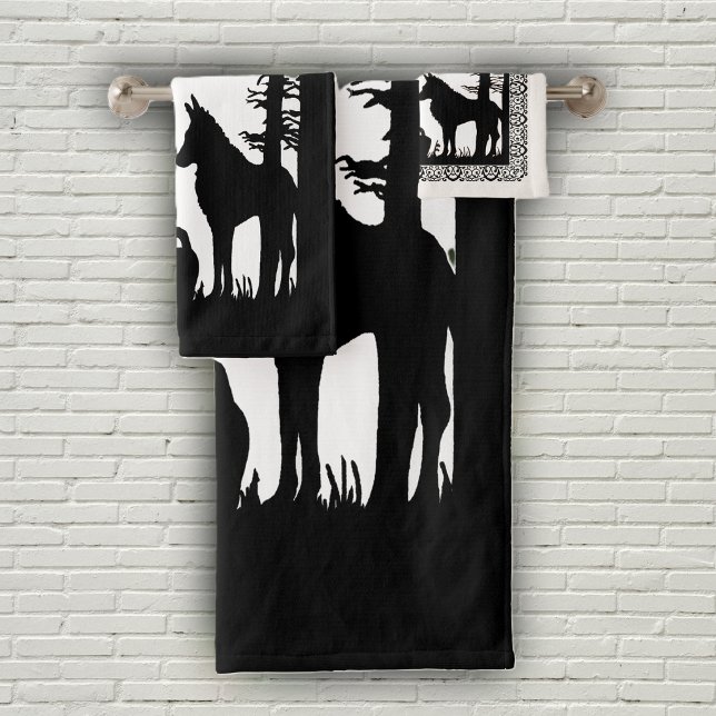 Capa Blanca Lobo de Caza de Caperucita Roja en Bos (Black white Little red riding hood in woods with wolf on bath towel set.)