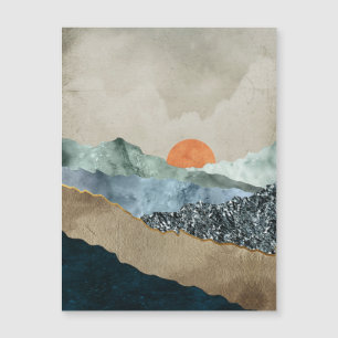 Capas de montaña texteadas con brillo de atardecer