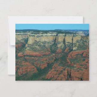 Capas de rocas rojas en Sedona Arizona