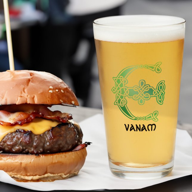 Capital decorativa E del nudo celta del siglo XVI (Subido por el creador)