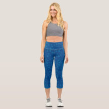 El torso y las piernas de una mujer en leggings ca
