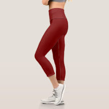 modelo que lleva leggings ajustados de color rojo 