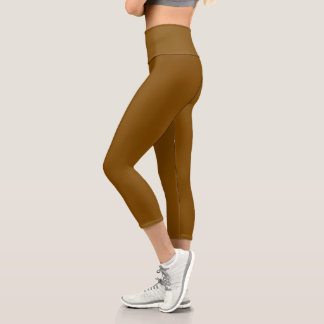 Capri modelo que lleva leggings marrones ajustados